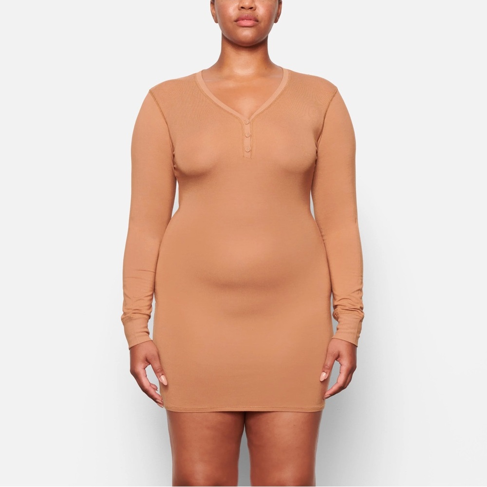 SKIMS SLEEP HENLEY DRESS CAMEL XS
